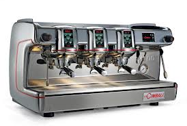 Pha cà phê Espresso khi sử dụng một máy pha chuyên nghiệp